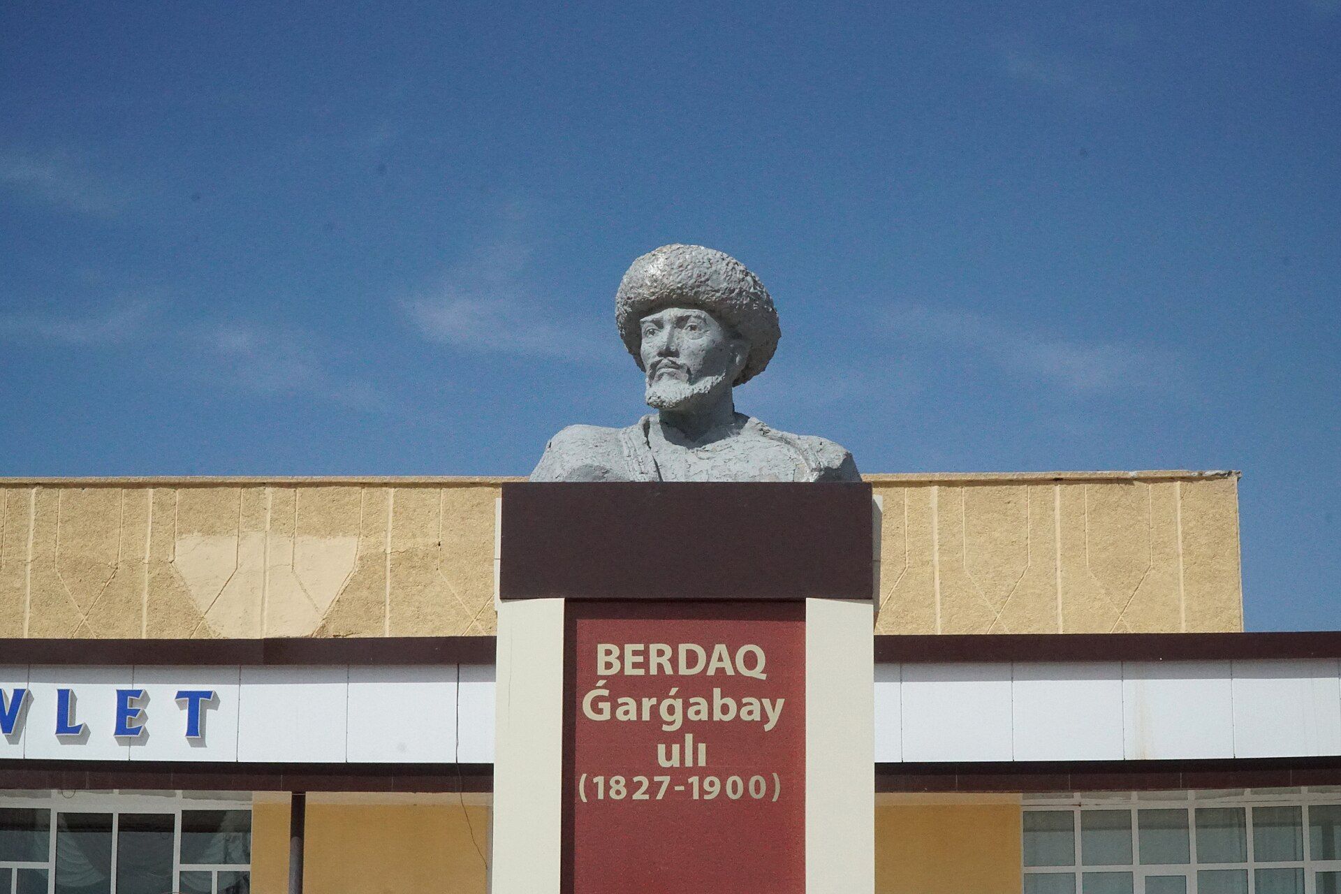 Moynaqta, tuwılǵan jerine jaqın, shayır Berdaqtıń byusti